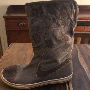 Brown canvas Nike women’s boots